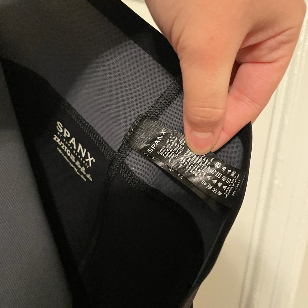 Spanx Sara Blakey Every.Wear Gloss Pocket Leggings View 5